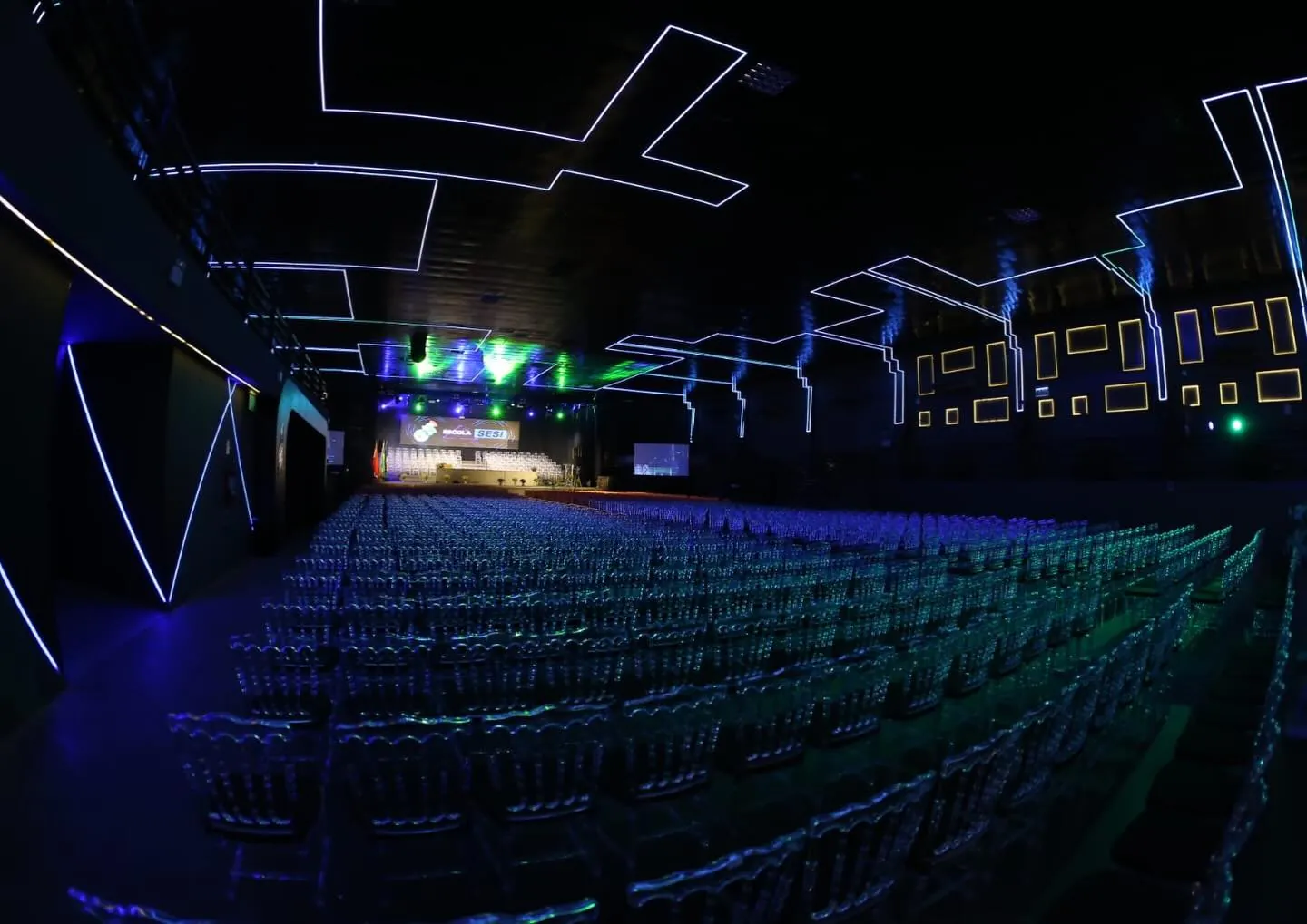 Luna Live montada em formato auditório para colação de grau, com cadeiras de acrílico e teto de LED