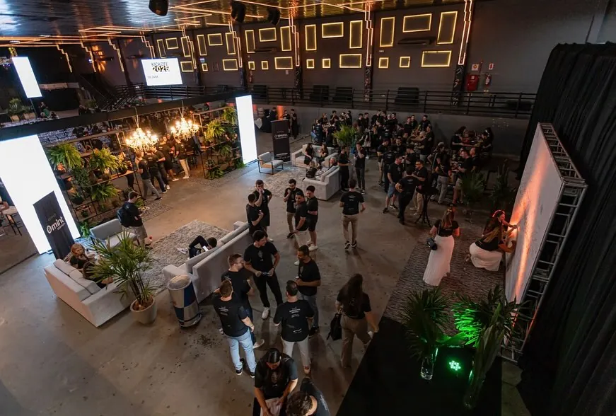Evento corporativo na Luna Live com lustres, lounges, telões e painel de LED